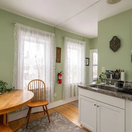 Centrally Located With Lake Views Burlington Exterior foto