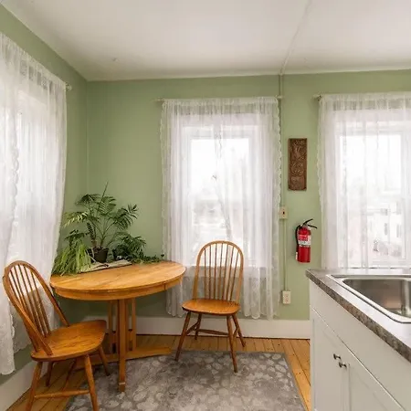 Centrally Located With Lake Views Burlington Exterior foto