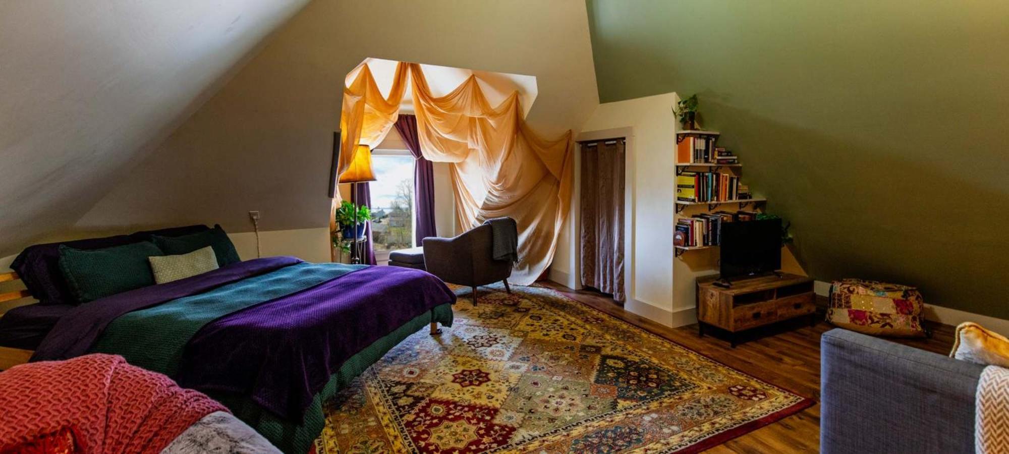 Centrally Located With Views Apartment Burlington
